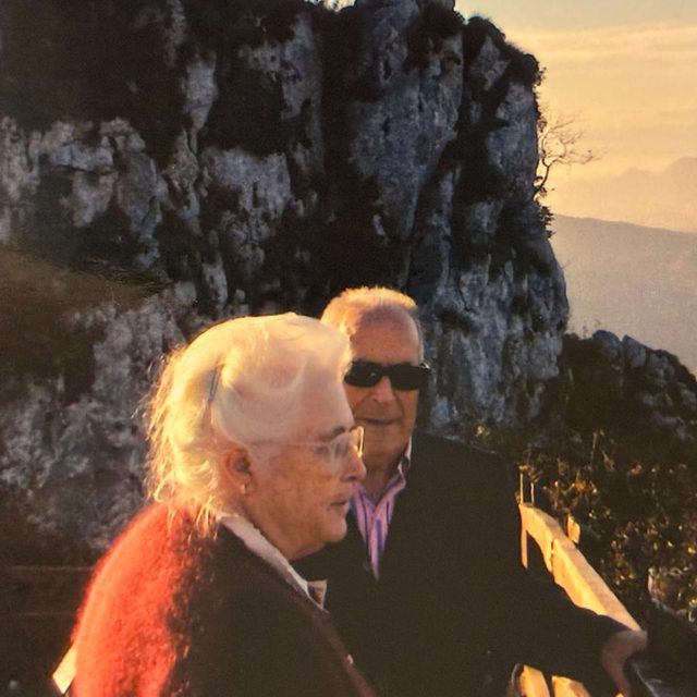 La abuela de Nelson con el abuelo en un mirador al atardecer, en su viaje de 2005